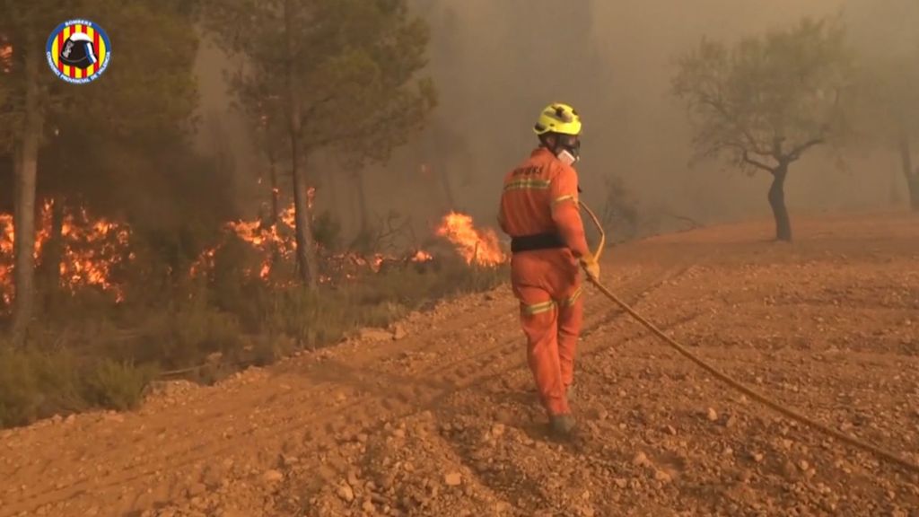 El incendio en la Venta del Moro amenaza al parque natural Horces del Cabrie, Comunidad Valenciana