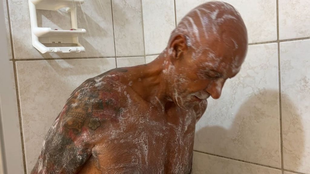 Kiko Matamoros disfruta de su primera ducha tras ser expulsado: "Me quedo aquí hasta mañana"