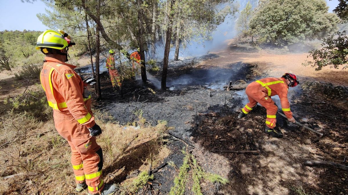 La lluvia ayuda a controlar el incendio de Venta del Moro que continúa activo aunque sin llamas La lluvia ayuda a controlar el incendio de Venta del Moro que continúa activo aunque sin llamas