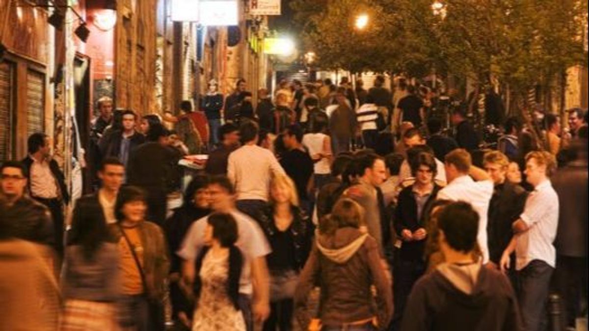 Los vecinos del Centro de Madrid se revelan contra el ruido, la suciedad y las terrazas: "Es un parque temático para los turistas" Los vecinos del Centro de Madrid se revelan contra el ruido, la suciedad y las terrazas: "Es un parque temático para los turistas"