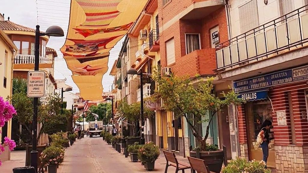 Mujeres de Granada crean toldos de coché para su pueblo