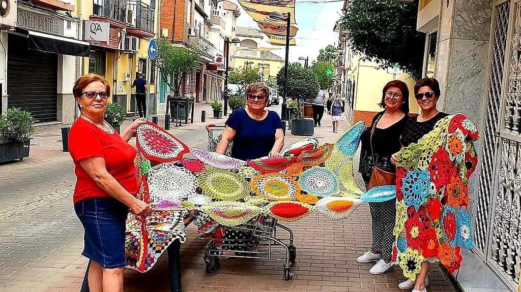 Mujeres de Granada posan con los toldos de croché confeccionados