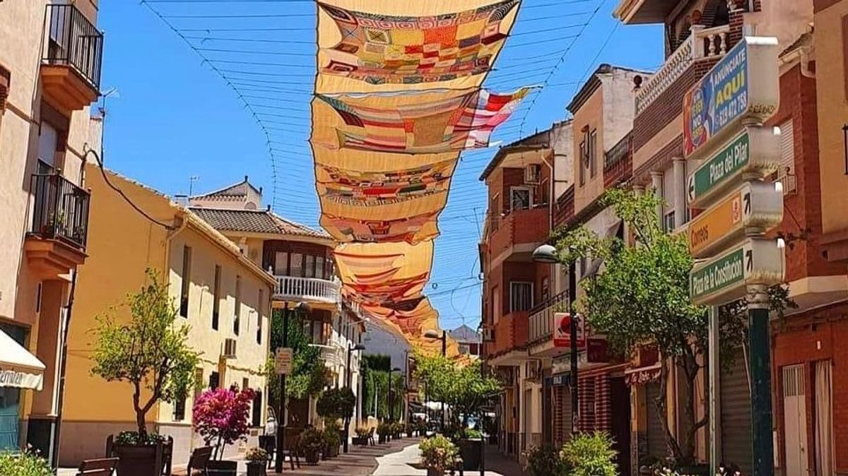 Mujeres tejedoras de Granada crean toldos de croché para las calles Mujeres tejedoras de Granada crean toldos de croché para las calles