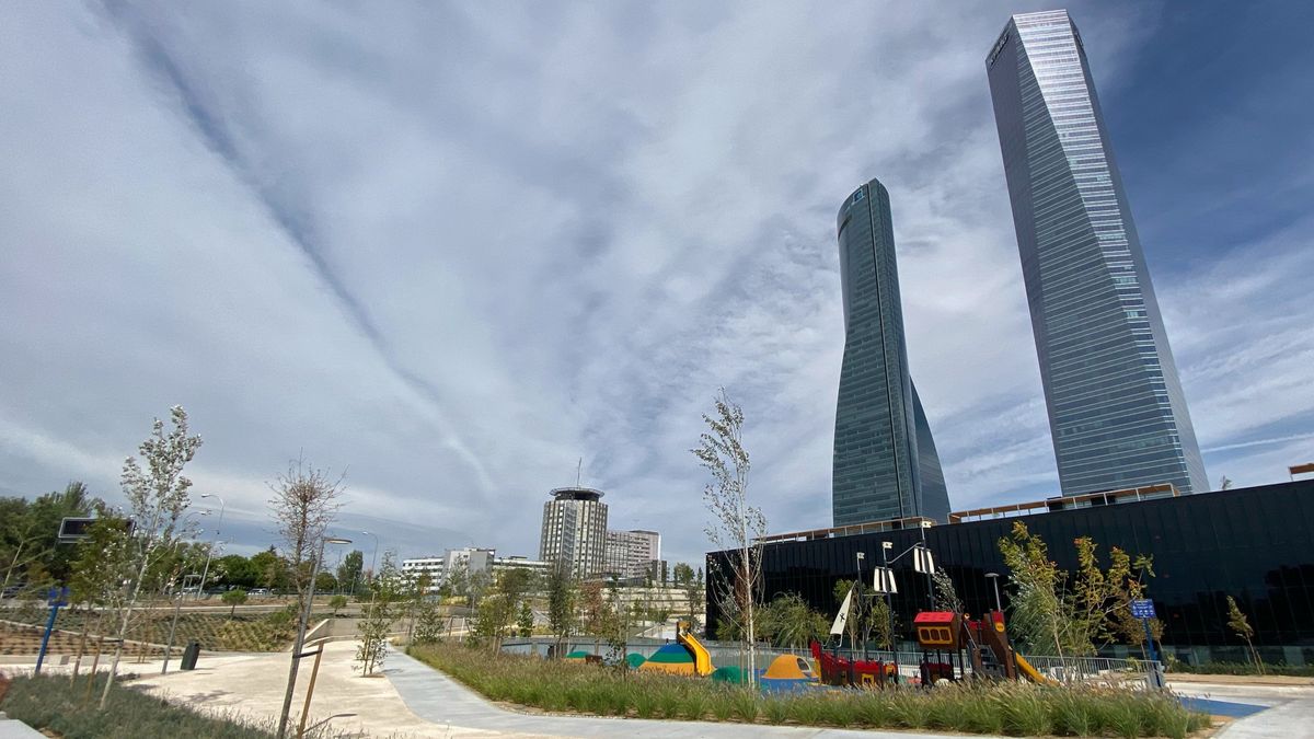 Parque Caleido junto a las Cinco Torres de Madrid Parque Caleido junto a las Cinco Torres de Madrid