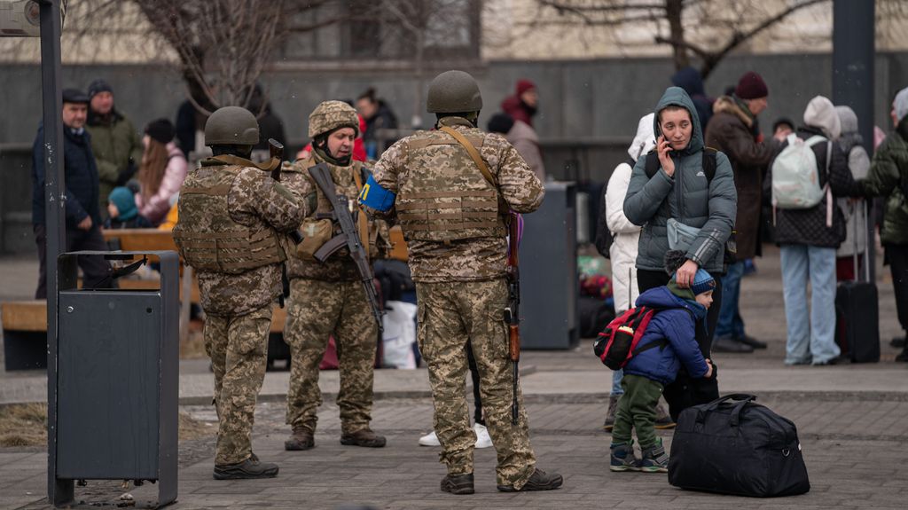 Soldados ucranianos a las puertas de la estación de Lviv