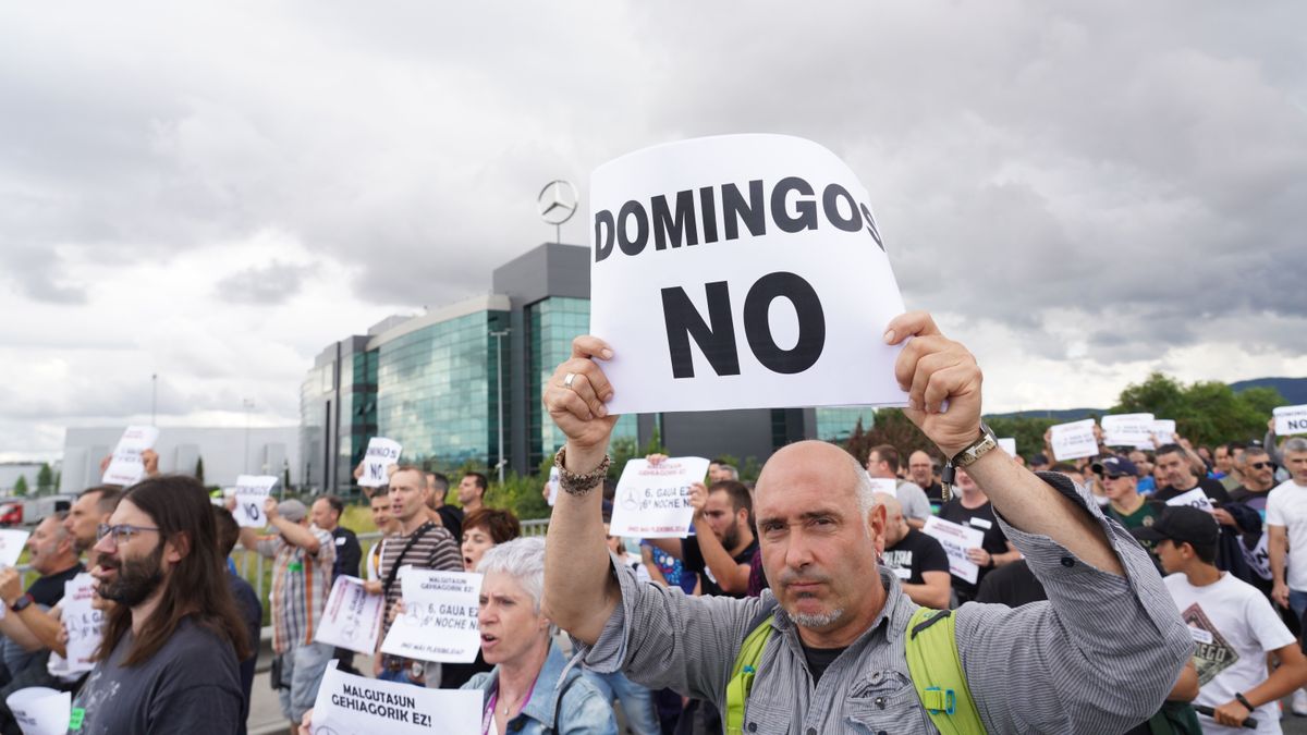 Trabajadores de Mercedes durante una protesta.