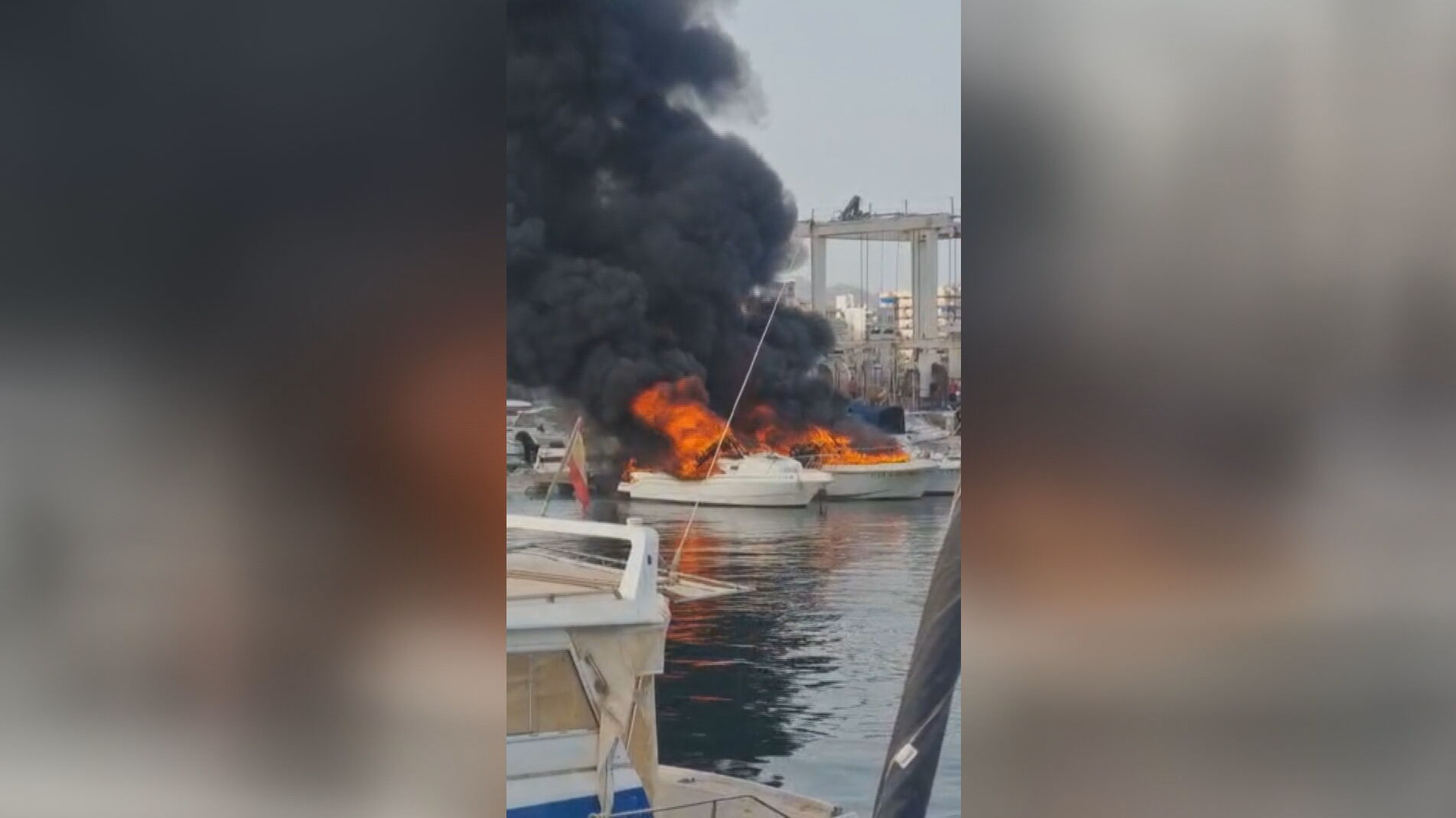 Un aparatoso incendio calcina cinco barcos en Águilas, Murcia