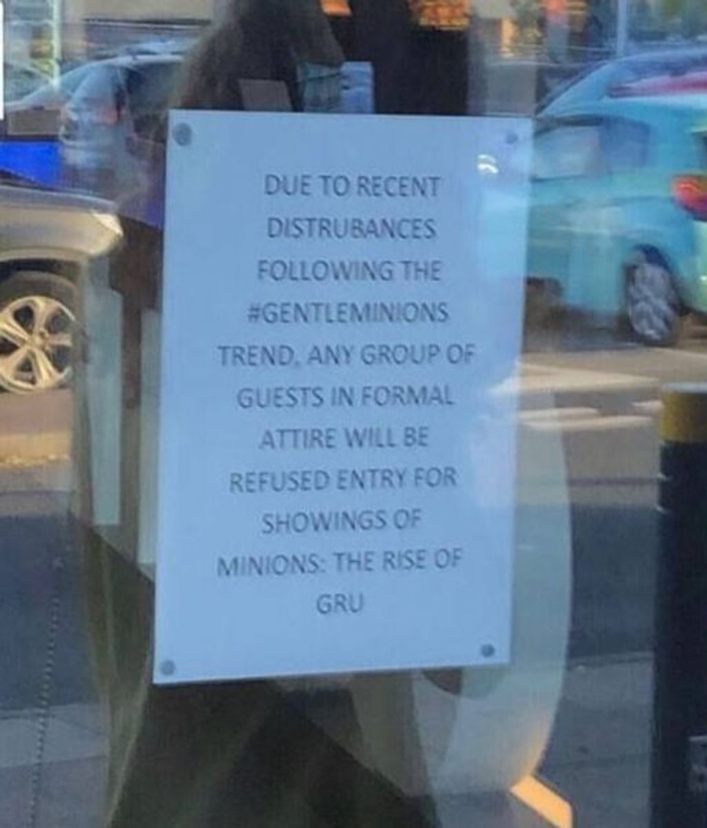 Un cartel a la entrada de un cine de Reino Unido prohibiendo el acceso a la proyección de los Minions a personas vestidas con traje