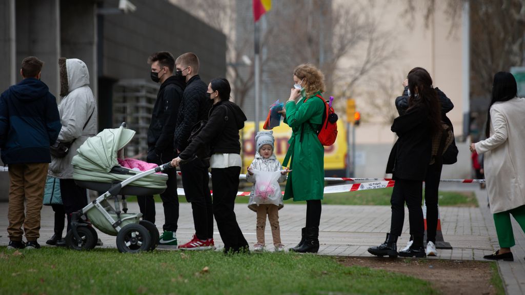Un grupo de refugiados ucranianos esperan para iniciar los trámites necesarios tras su llegada a España