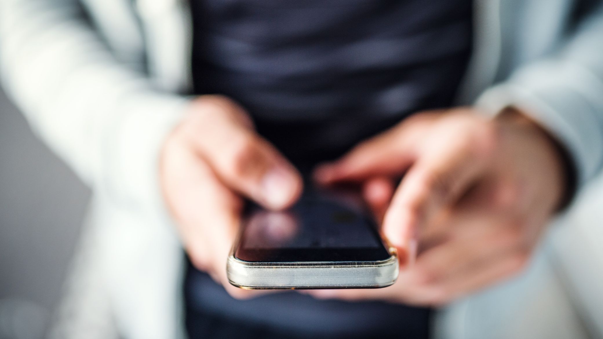 Un hombre sostiene un teléfono móvil