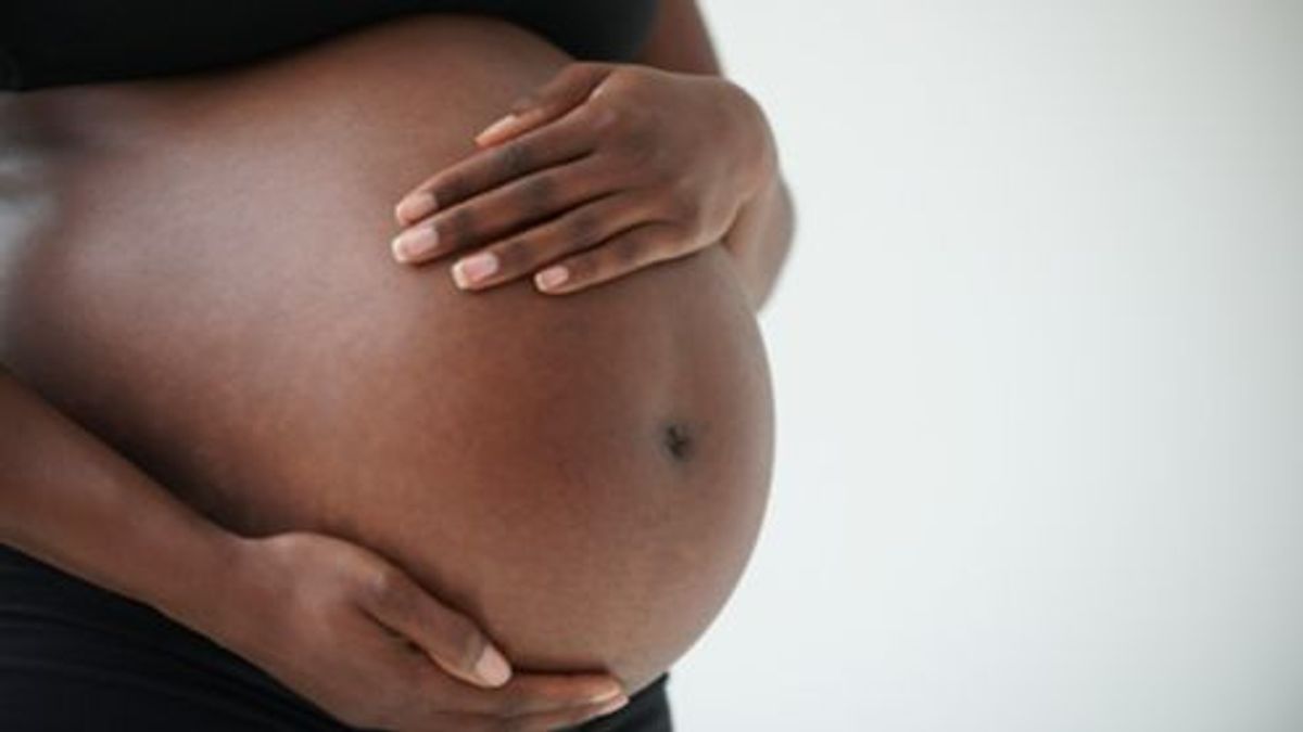 Una mujer da a luz a un bebé de 6 kilos: el recién nacido no cabía en la balanza del hospital