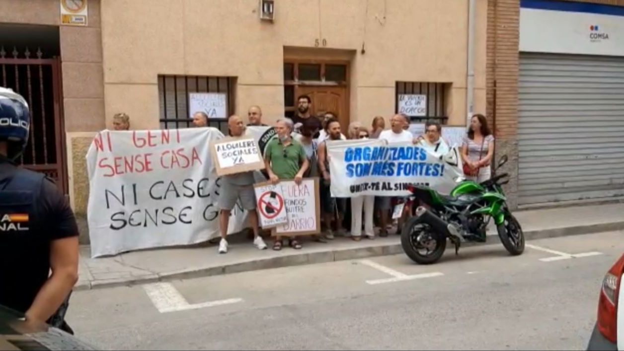 "¡Vergüenza me daría desahuciar a una familia!": tensión en el desalojo de una mujer y sus hijos en Alicante (Junio 2022)