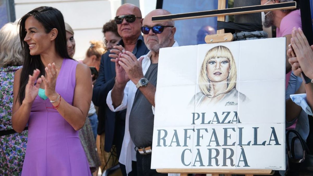 Begoña Villacís junto a la placa de la plaza Raffaella Carrà Begoña Villacís junto a la placa de la plaza Raffaella Carrà