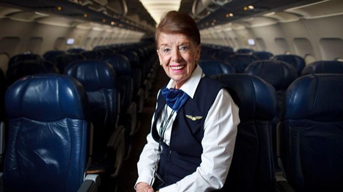 Bette Nash posa en uno de los aviones en los que hace la ruta Nueva York, Washington y Boston