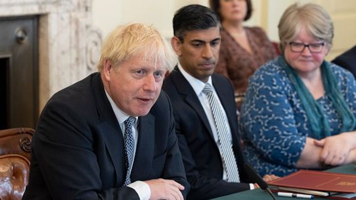 Boris Johnson con su gabinete horas antes de las dimisiones de dos de sus ministros