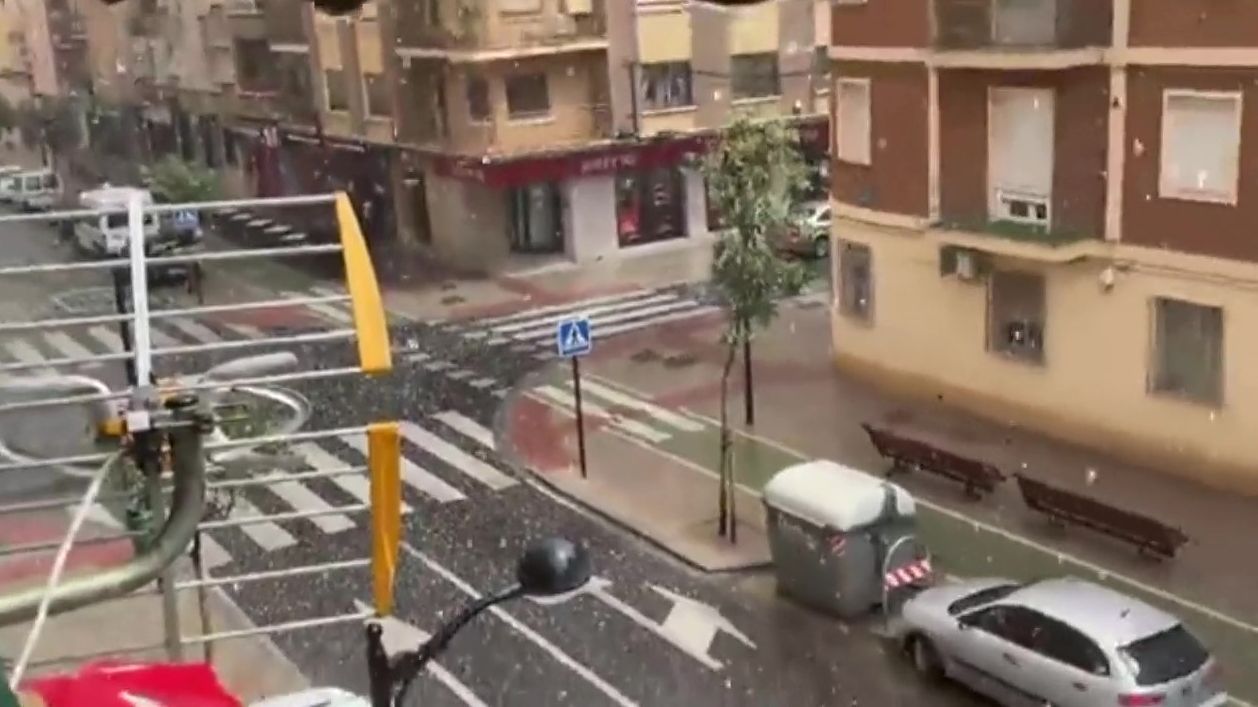 Caos en Albacete capital por una tremenda tormenta de granizo y lluvia
