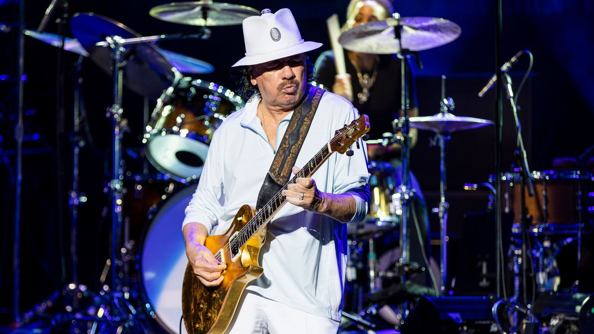 El guitarrista Carlos Santana se desmaya durante una actuación en Estados Unidos