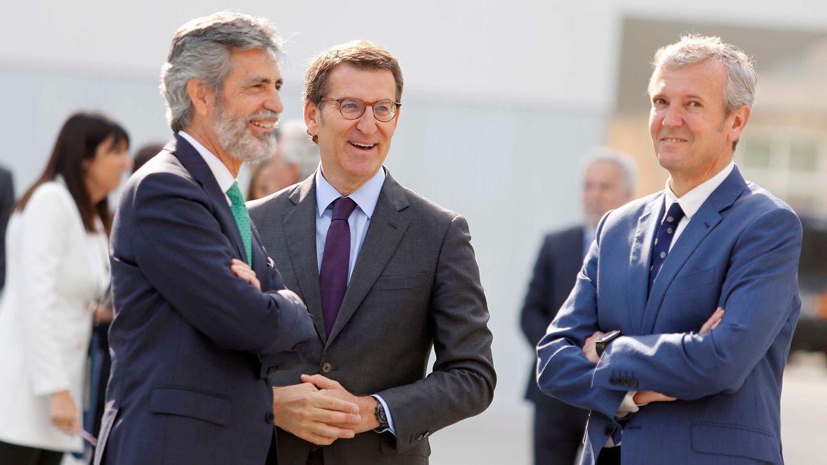 El líder del PP, Alberto Núñez Feijóo, charla con el presidente del CGPJ, Carlos Lesmes