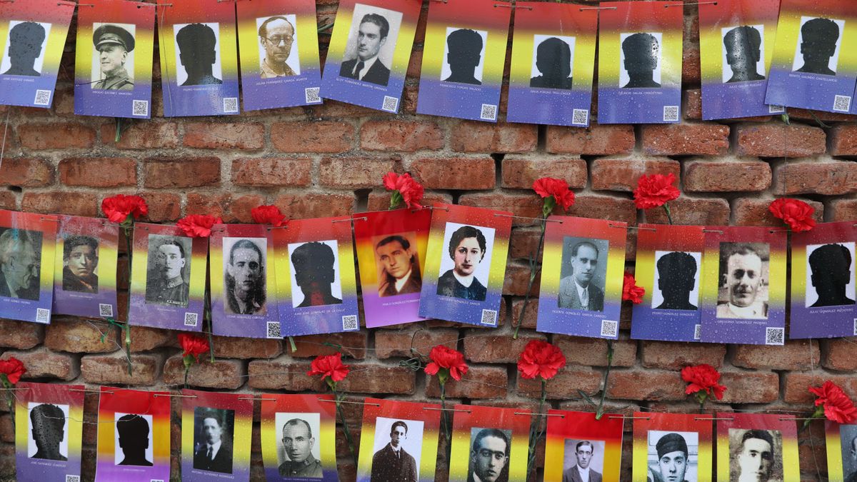Homenaje a las víctimas del franquismo en el cementerio de La Almudena