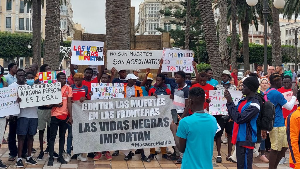 Jóvenes manifestándose a favor de la entrada en España