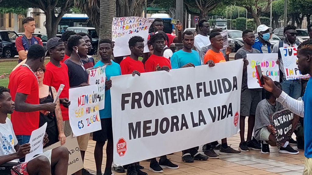 Jóvenes subsaharianos protestando por las muertes del último salto a la valla