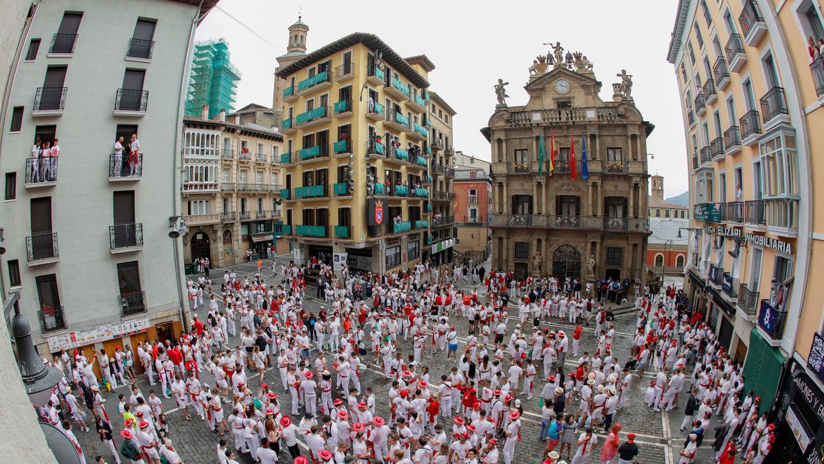 La Plaza Consistorial de Pamplona antes del chupinazo de los Sanfermines 2022