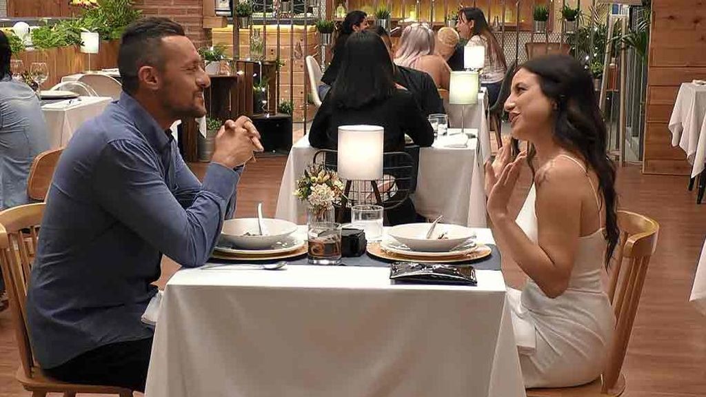 Laura y Valerio durante su cita en 'First Dates'