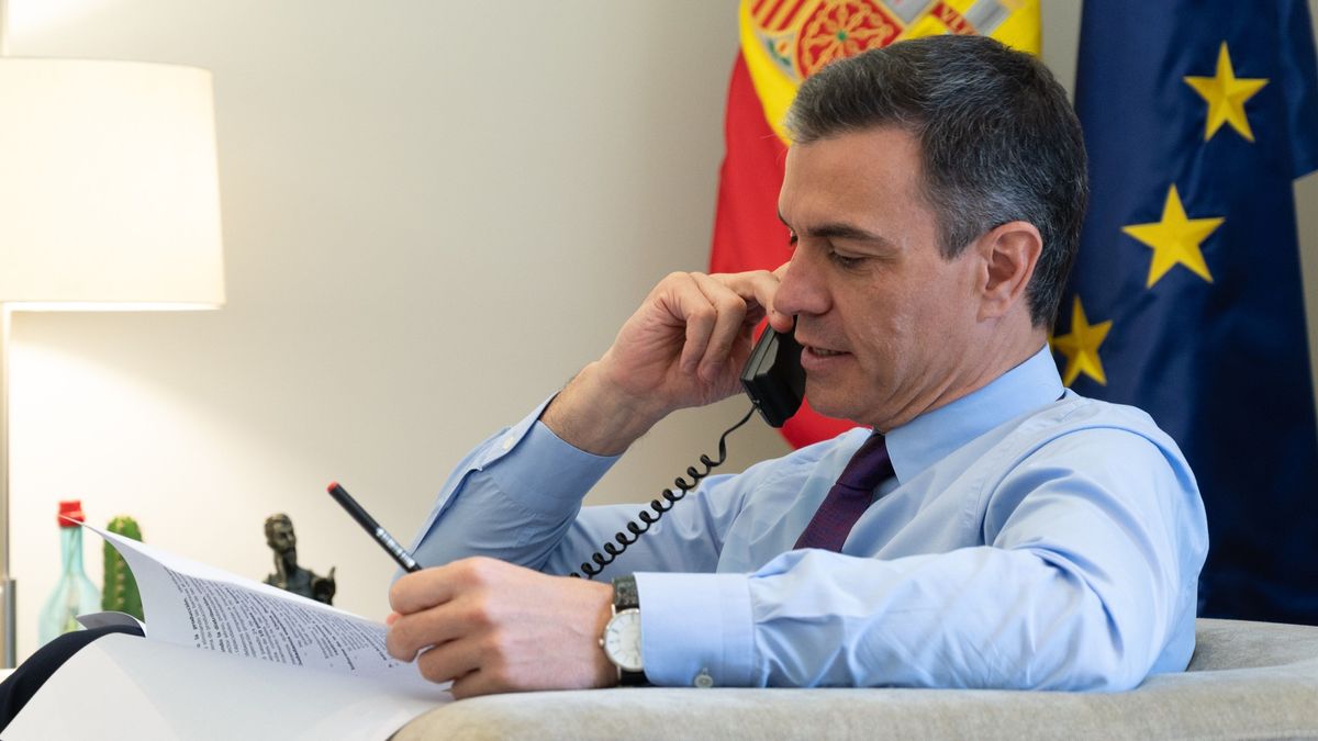 Pedro Sánchez habla por teléfono