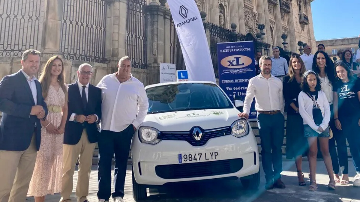 Presentación del primer coche eléctrico de autoescuela en Andalucía