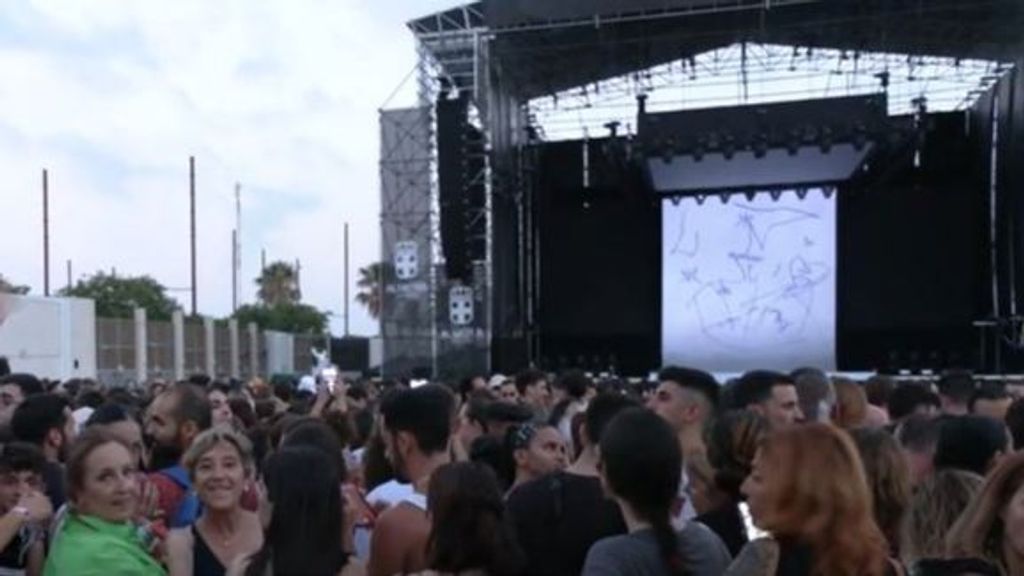 Rosalía arranca su gira mundial 'Motomami' en Almería ante la locura de sus fans