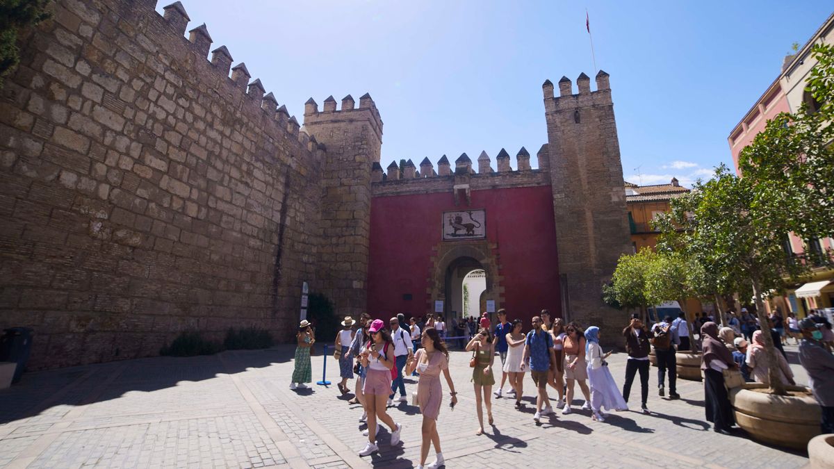 Turistas frente al Real Alcázar en Sevilla Turistas frente al Real Alcázar en Sevilla