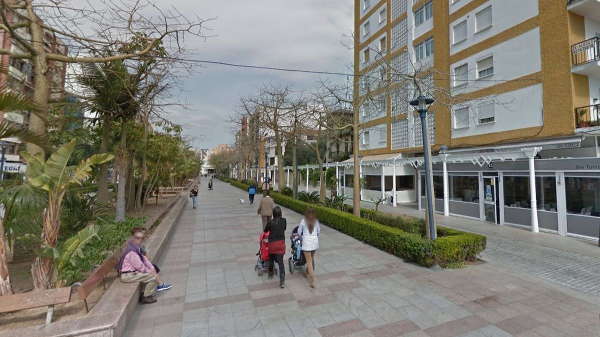 Un coche arrolla una terraza en Vélez-Málaga Un coche arrolla una terraza en Vélez-Málaga