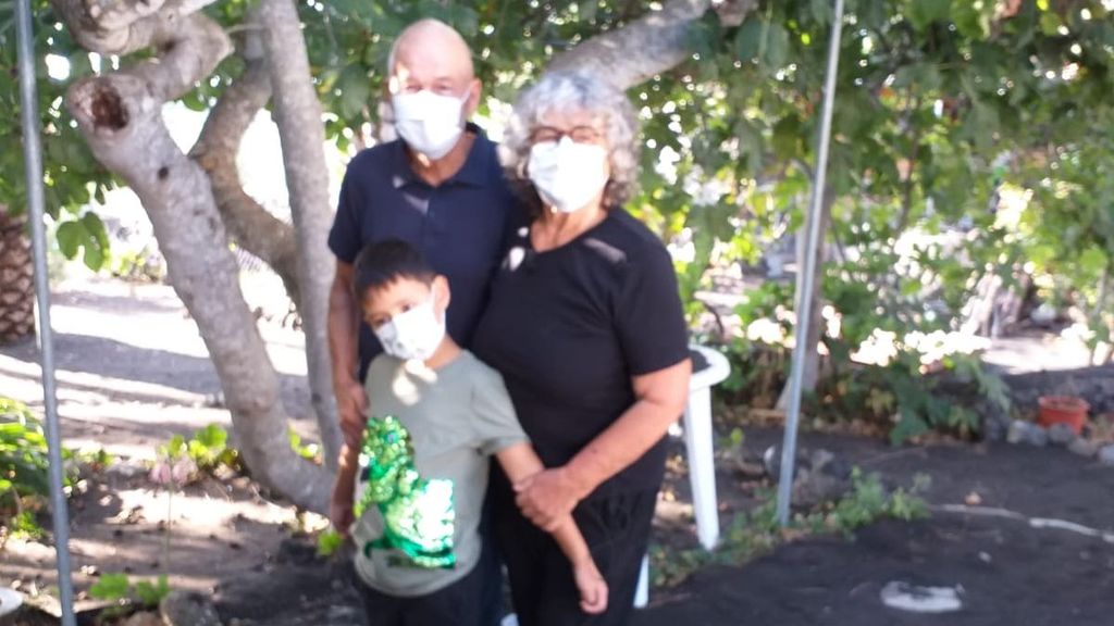 Un matrimonio alemán regala una casa a Alonso y su familia tras perderla bajo el volcán