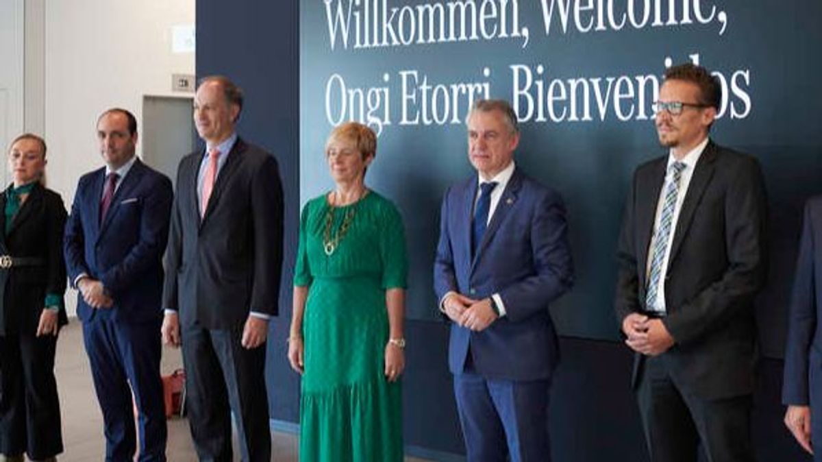 Urkullu con la consejera vasca de Desarrollo Económico, Arantxa Tapia, junto a directivos de Mercedes en Stuttgar Urkullu con la consejera vasca de Desarrollo Económico, Arantxa Tapia, junto a directivos de Mercedes en Stuttgar