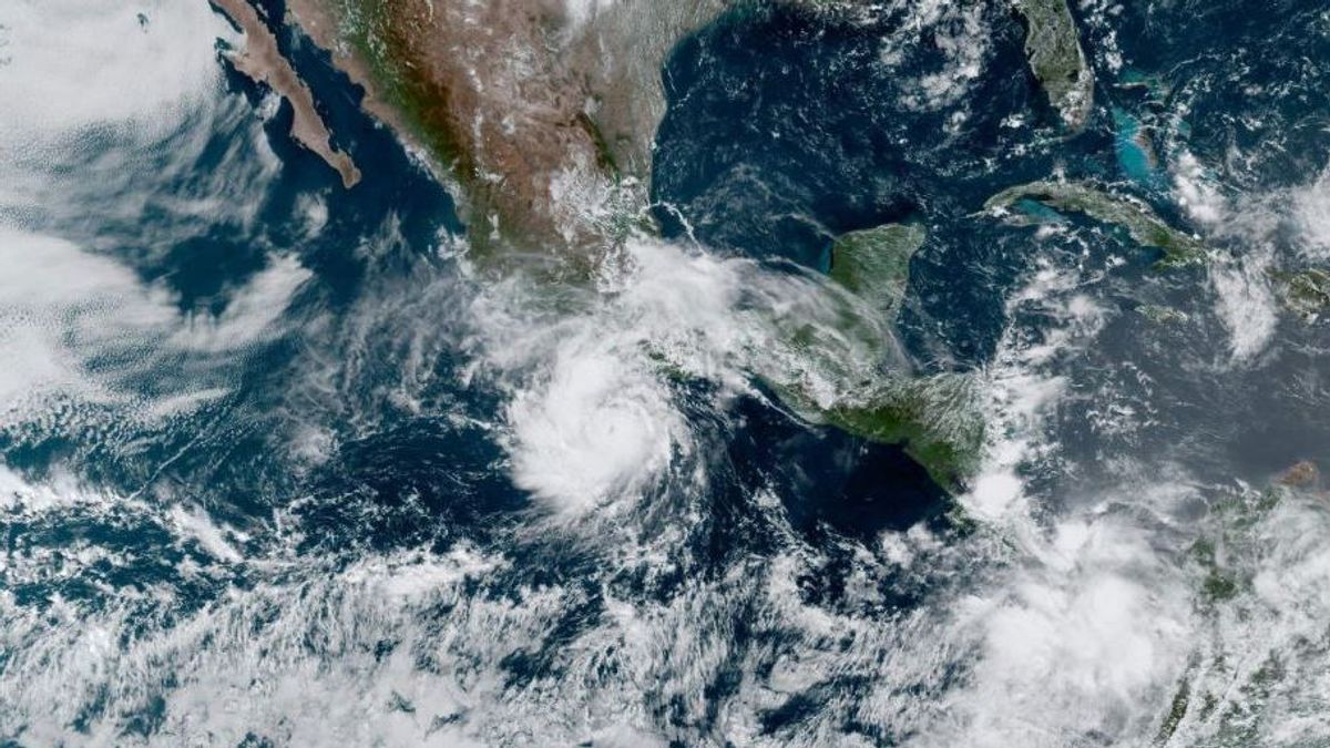 Vista satelital del ciclón Bonnie, primer gran huracán de la temporada 2022
