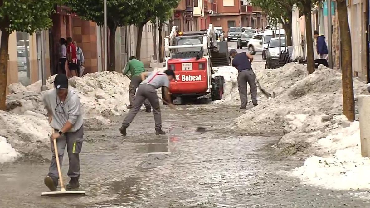 Una brutal granizada deja blancas las calles de Teruel y causa numerosos daños