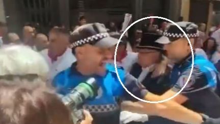 Agreden, escupen y abuchean al alcalde de Pamplona, Enrique Maya, durante la procesión de San Fermín
