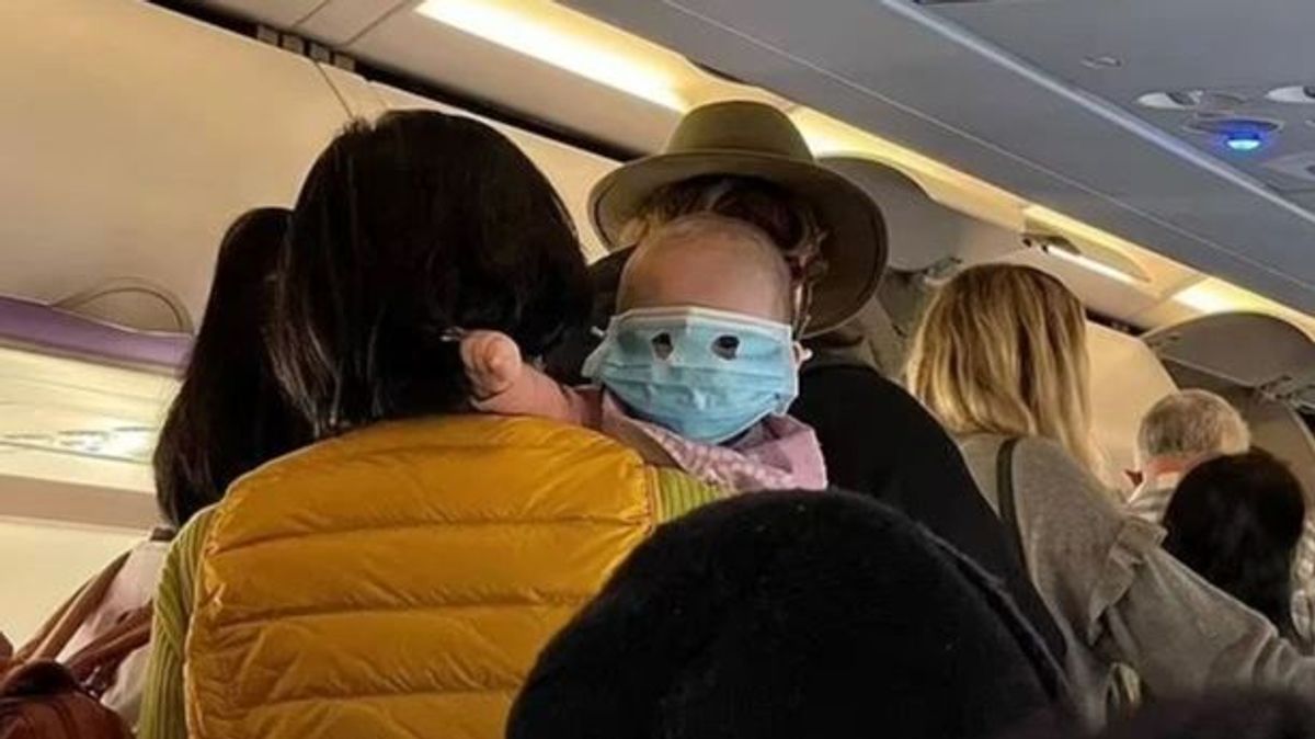 Bebé con mascarilla en la cara