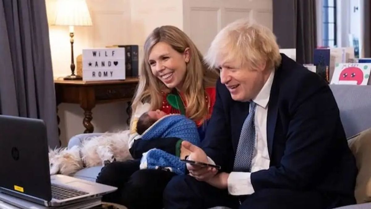 Boris y Carrie en una foto distribuida en Navidad junto a su bebé