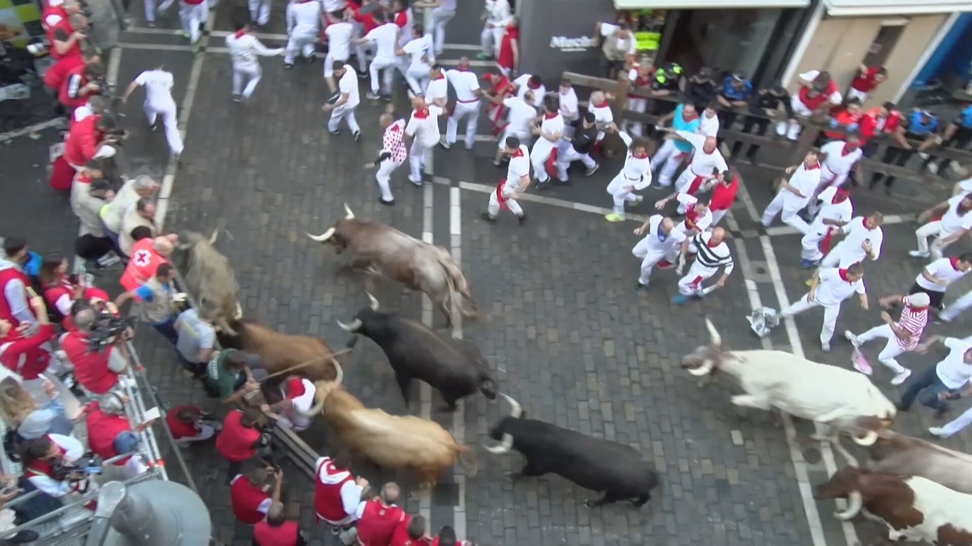 El momento más escalofriante del encierro: sale volando hasta la gorra tras alcanzarle un cuerno en la cabeza