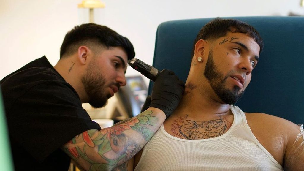 Ganga tatuando a Anuel AA
