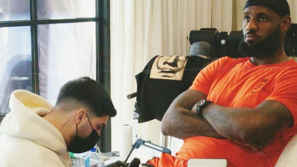 Ganga tatuando a LeBron James