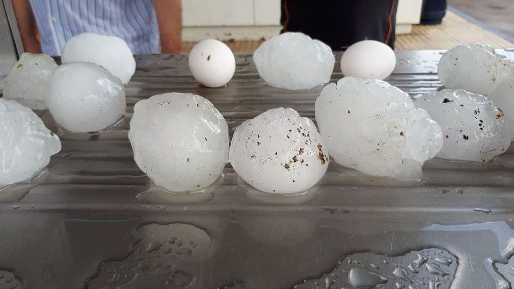Una violenta tormenta de bolas de granizo como pelotas de golf destroza la cosecha de melocotón en Teruel
