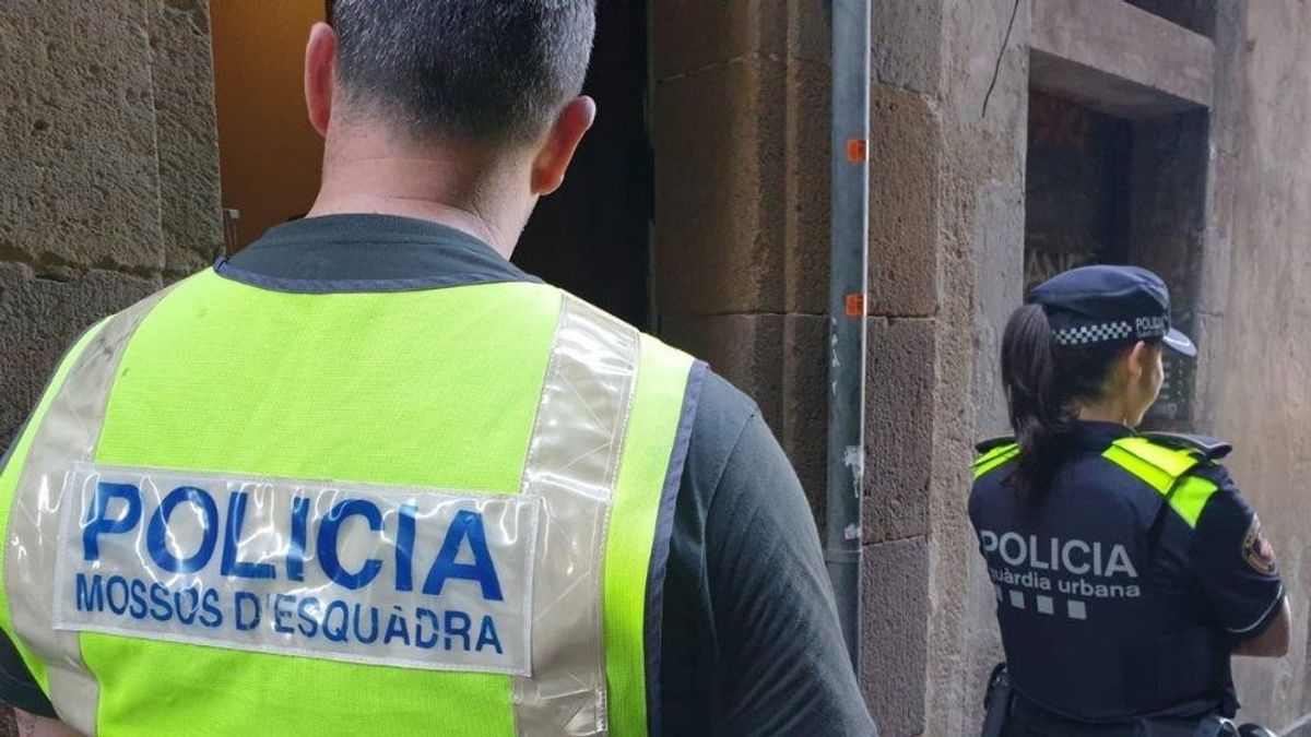 Imagen de un agente de los Mossos d'Esquadra y una agente de la Guardia Urbana de Barcelona