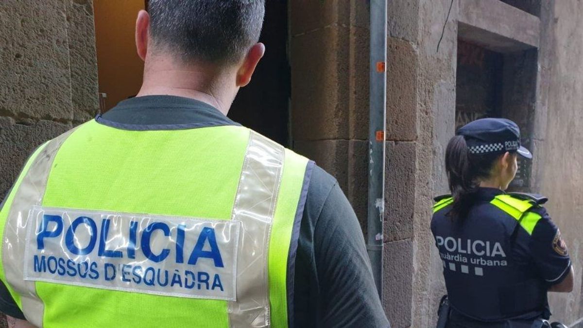 Imagen de un agente de los Mossos d'Esquadra y una agente de la Guardia Urbana de Barcelona Imagen de un agente de los Mossos d'Esquadra y una agente de la Guardia Urbana de Barcelona