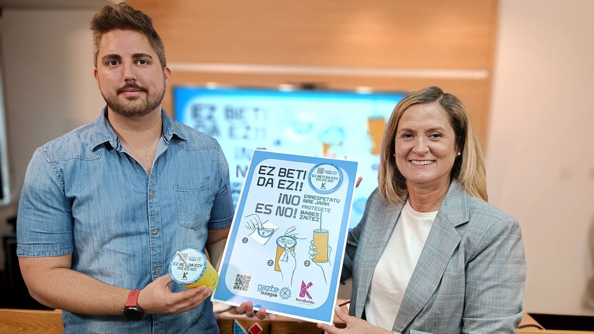 La alcaldesa de Barakaldo y el concejal de juventud, que sostiene el cubre vaso. La alcaldesa de Barakaldo y el concejal de juventud, que sostiene el cubre vaso.