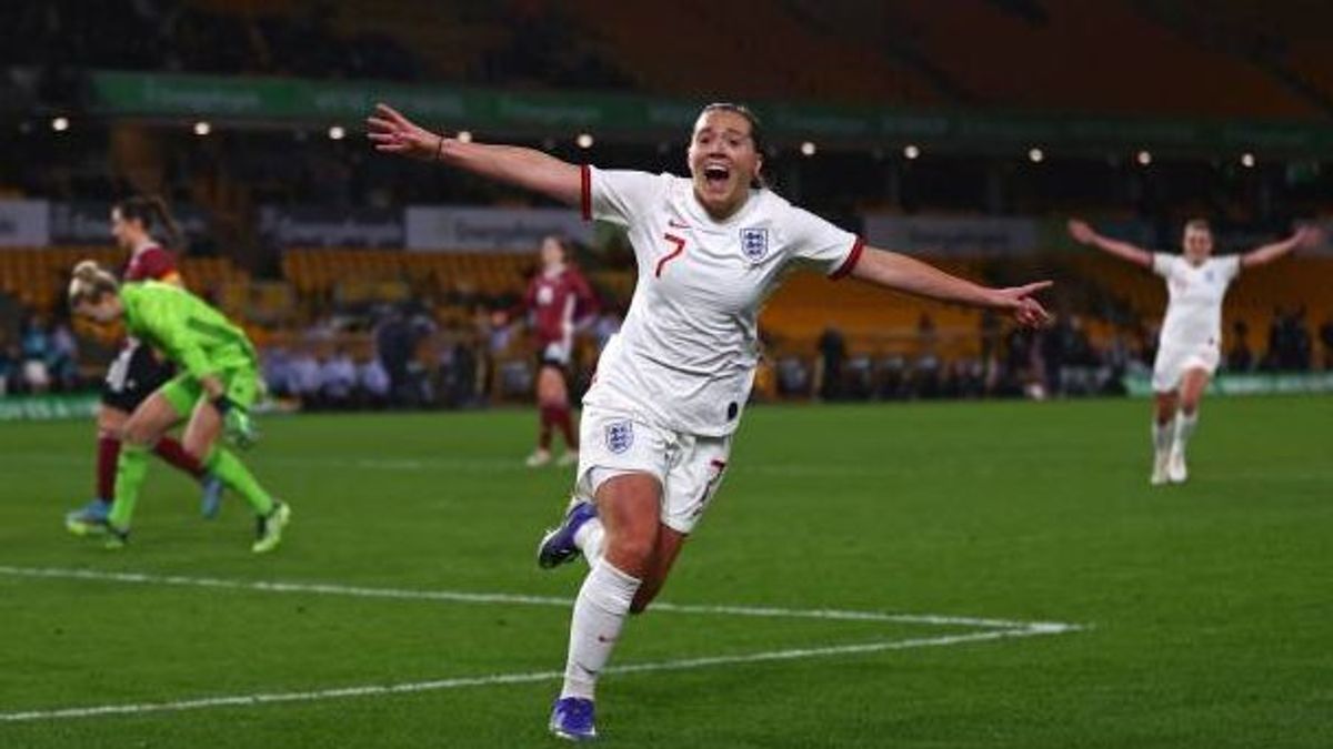La futbolista inglesa Francesca Kirby celebrando un gol