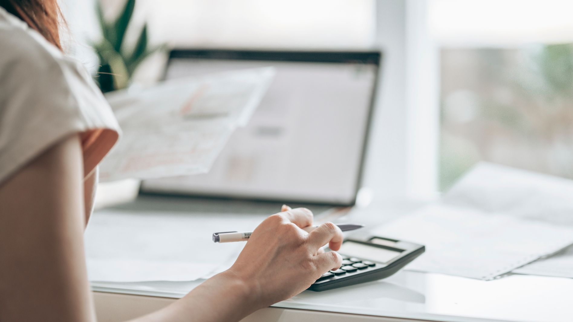 La UCI recomienda 10 trucos para ahorrar en los gastos de verano