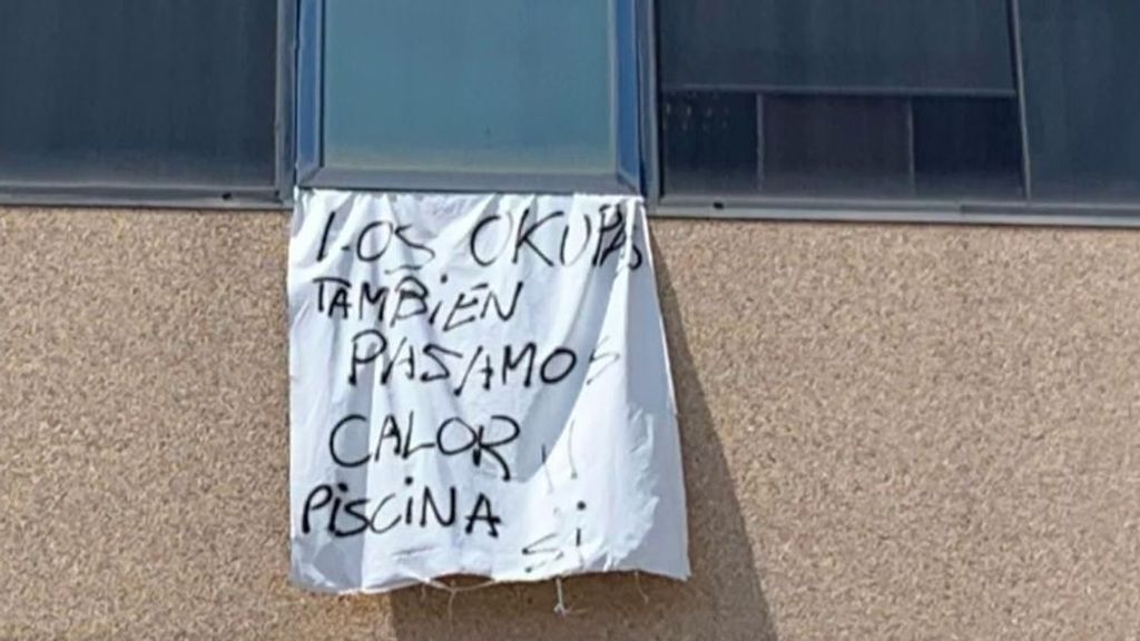 ‘Los okupas también pasamos calor’: la pancarta que ha indignado a Badalona