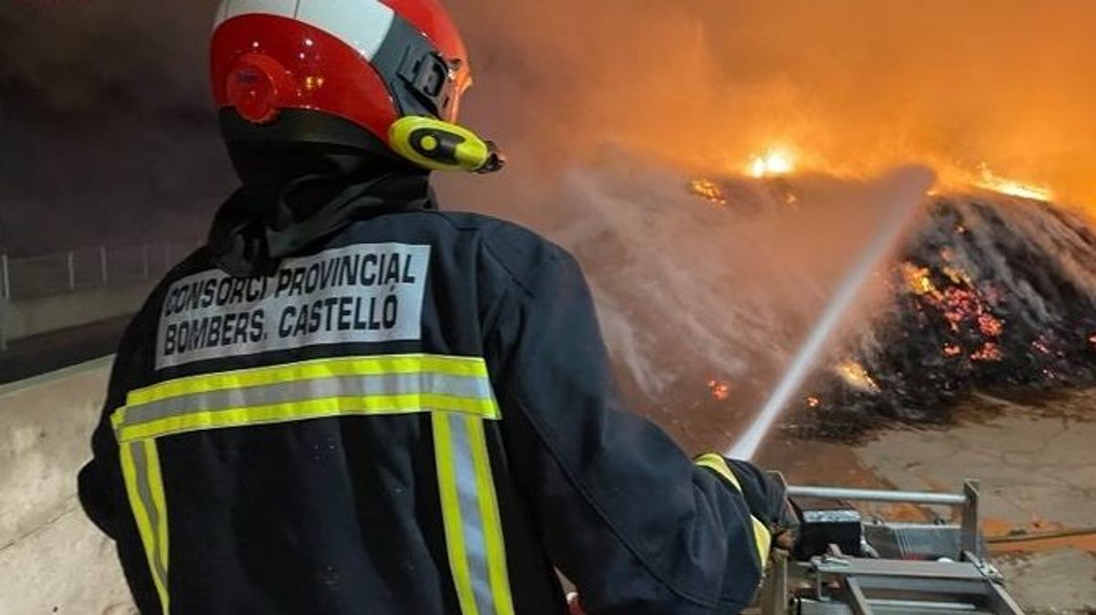 Medio terrestres y aéreos tratan de extinguir el incendio de Sant Joan de Moró